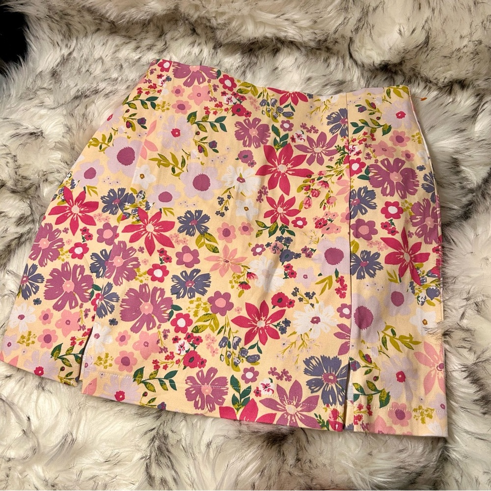 LOVE ON A HANGER FLORAL SKIRT
